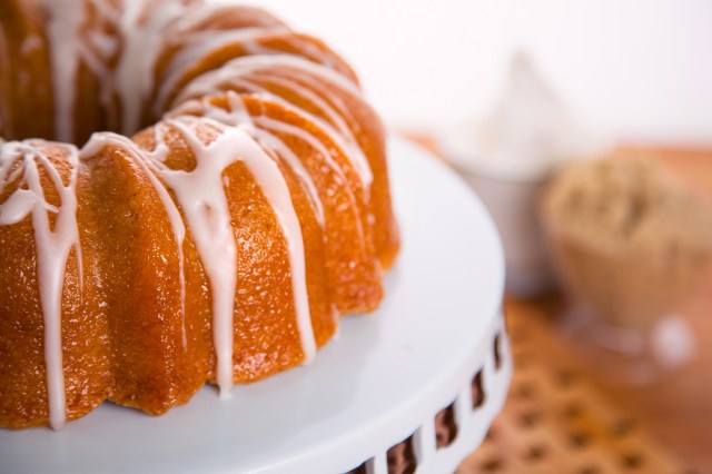 Impress Your Guests with This Easy and Flavorful Orange Juice Cake